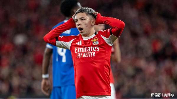 本菲卡小将怒撕遮羞布：欧足联双标判罚何时休？